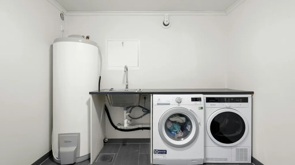 Hot water tank